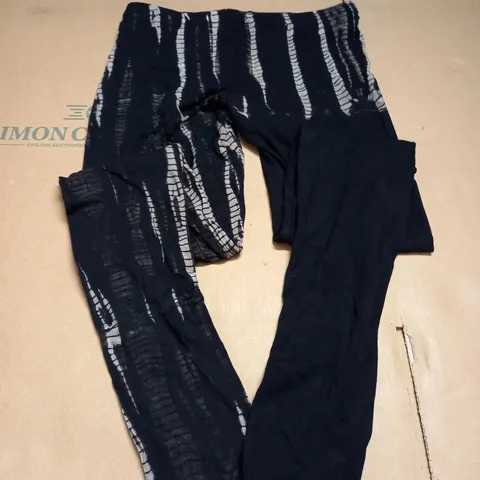 REGENBOGENSCHWARZ DESIGNER LEGGINGS - SIZE SMALL