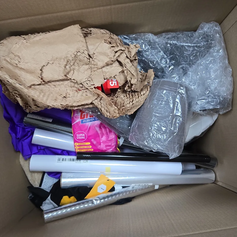 APPROXIMATELY 20 ASSORTED HOUSEHOLD PRODUCTS TO INCLUDE DOUBLE QUILTED WATERPROOF MATTRESS PROTECTOR, GREY STORAGE BOX, EXTENSION LEAD, ETC