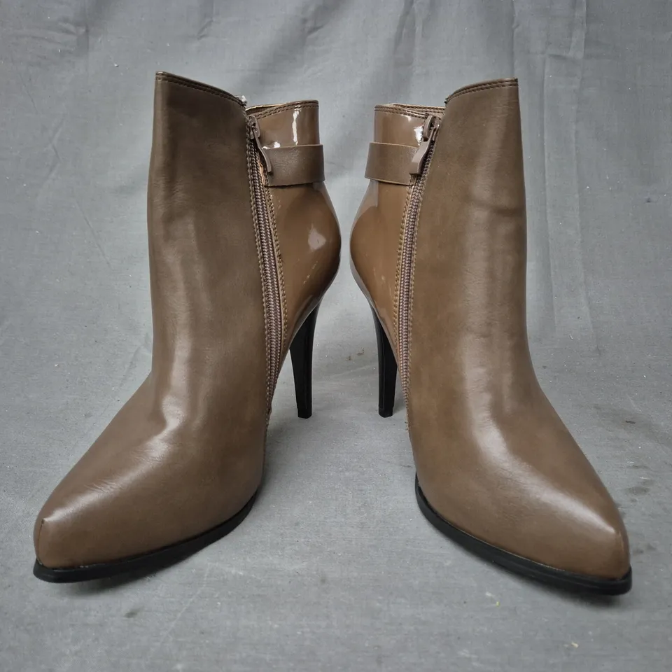 BOXED PAIR OF UNBRANDED POINTED TOE STILETTO HEEL ANKLE BOOTS IN BROWN EU SIZE 40