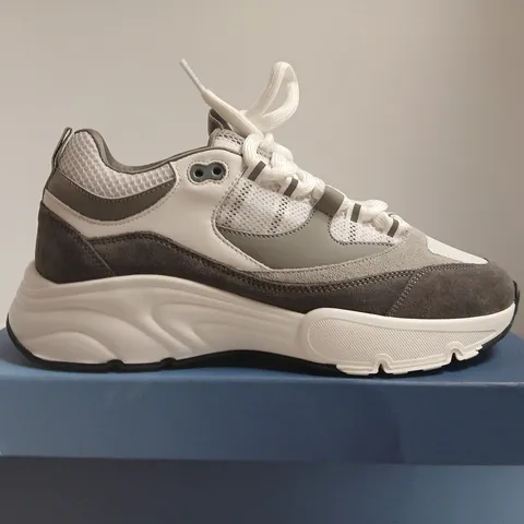 BOXED PAIR OF CLEENS AERO RUNNER SHOES – DOVE GREY UK 8.5