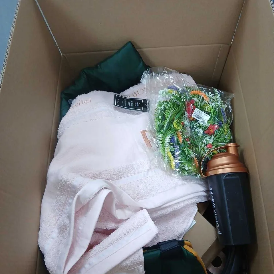 BOX OF APPROXIMATELY 20 ASSORTED ITEMS TO INCLUDE THE BOSS COLLECTION PINK TOWEL, PROTEIN WORKS WATER BOTLLE, BABY GROOT BOTTLE, FLOWER GARLAND ETC