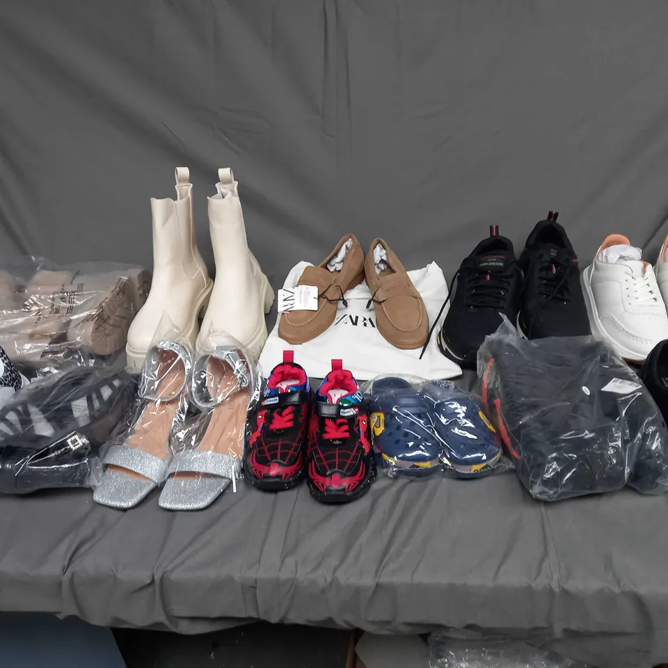 BOX OF ASSORTED UNBOXED SHOES TO INCLUDE TRAINERS, BOOTS, AND SLIPPERS ETC. 
