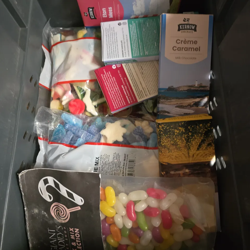 TOTE OF APPROXIMATELY 20 CONFECTIONERY ITEMS TO INCLUDE TERRY'S CHOCOLATE ORANGE BAR, PINK MIX SWEETS AND CADBURY'S MINI EGGS BAR