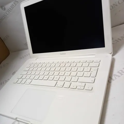 APPLE MACBOOK6,1 WHITE - A1342