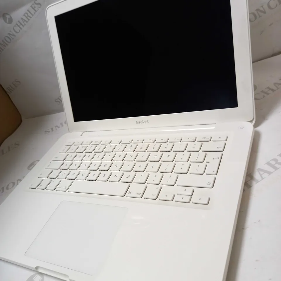 APPLE MACBOOK6,1 WHITE - A1342	