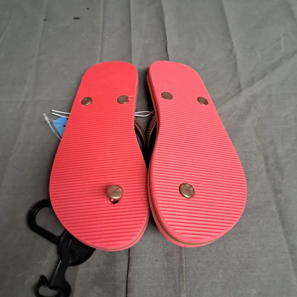 BOXED LOT OF APPROX. 25 PAIRS OF PINK FLIP-FLOPS