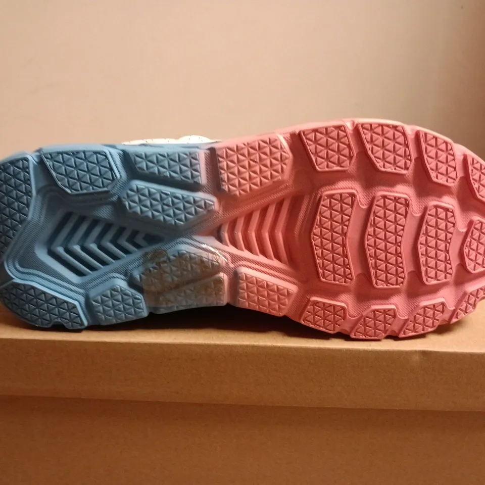 BOXED PAIR OF STEVE MADDEN PROPEL 1 SNEAKERS –UK SIZE 5
