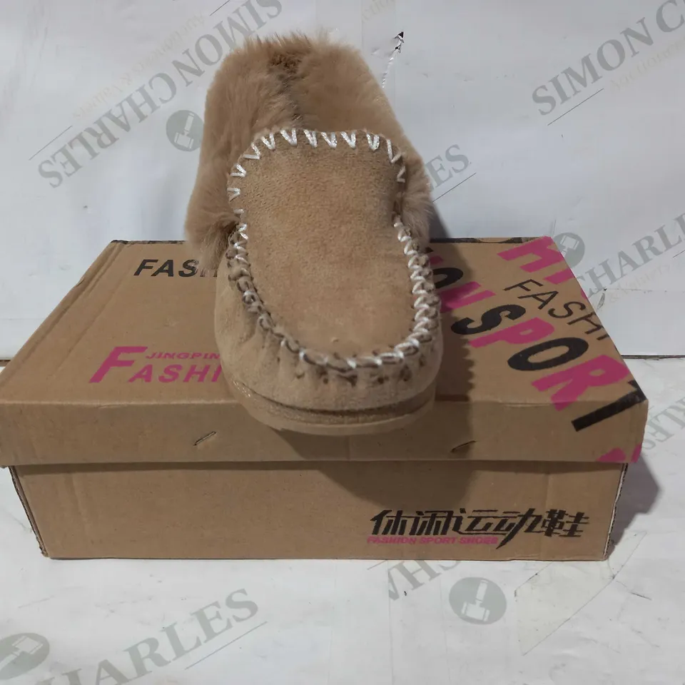 BOXED PAIR OF JINGPIN FASHION FUR LINED SLIP-ON SHOES IN TAN UK SIZE 5