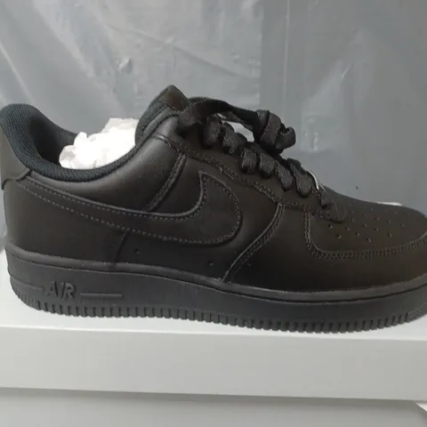 BOXED PAIR OF NIKE AIR FORCE 07 IN BLACK - UK 7