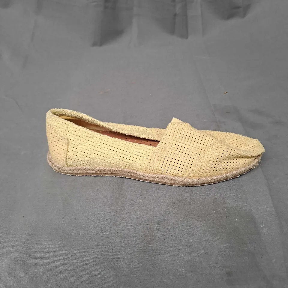 BOX OF APPROXIMATELY 30 PAIRS OF SLIP ON SHOES IN YELLOW PUNCH SIZE 5