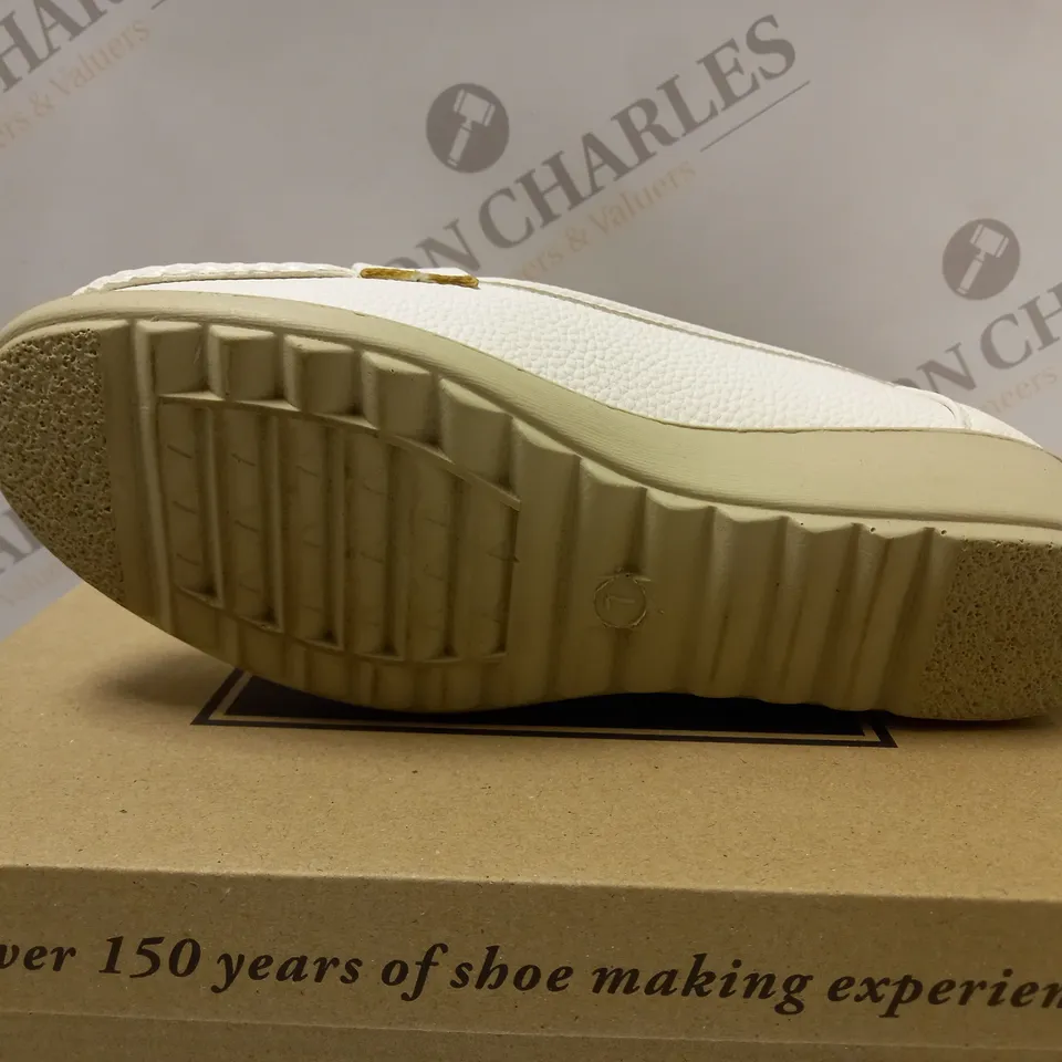 BOXED CUSHION WALK TASSLE LOAFERS, WHITE - SIZE 7