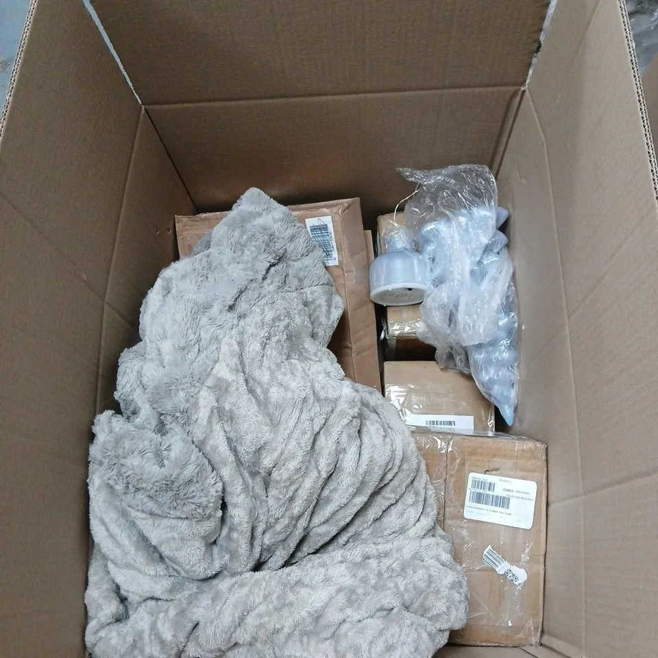 BOX OF APPROXIMATELY 12 ASSORTED HOUSEHOLD ITEMS TO INCLUDE SANDWICH MAKER, LIGHT UP DECORATION ETC