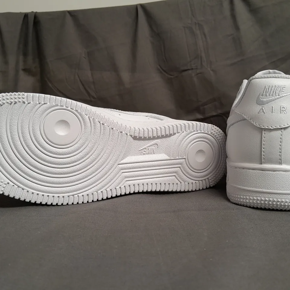 BOXED PAIR OF NIKE AIR FORCE 1 '07 WHITE TRAINERS SIZE UK 7
