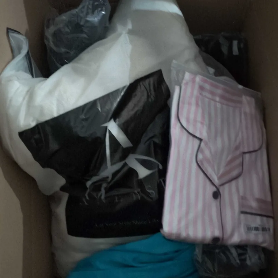 BOX OF APPROXIMATELY 20 ASSORTED CLOTHING ITEMS TO INCLUDE SOCKS, CAP, GLOVES, CELTIC T SHIRT ETC 