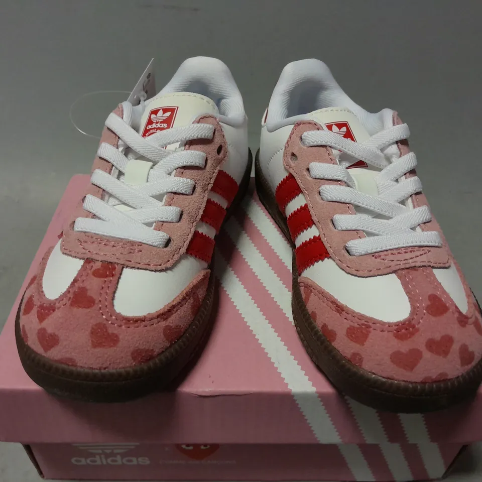 BOXED PAIR OF ADIDAS INFANTS SAMBA PLAY IN WHITE/PINK - UK 8.5K