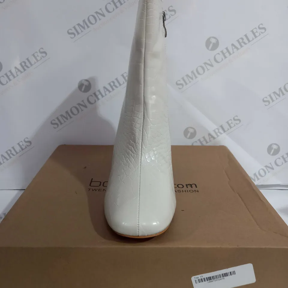 BOXED BOOHOO WHITE CROC BLOCK HEEL SOCK BOOTS IN WHITE - SIZE 8 