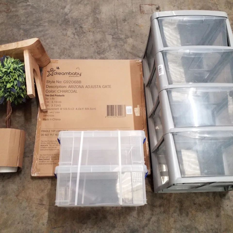 PALLET CONTAINING ASSORTED PRODUCTS INCLUDING ARTIFICIAL PLANTS, 60L BIN, STORAGE TUBS & DREAMBABY ARIZONA ADJUSTA GATE 