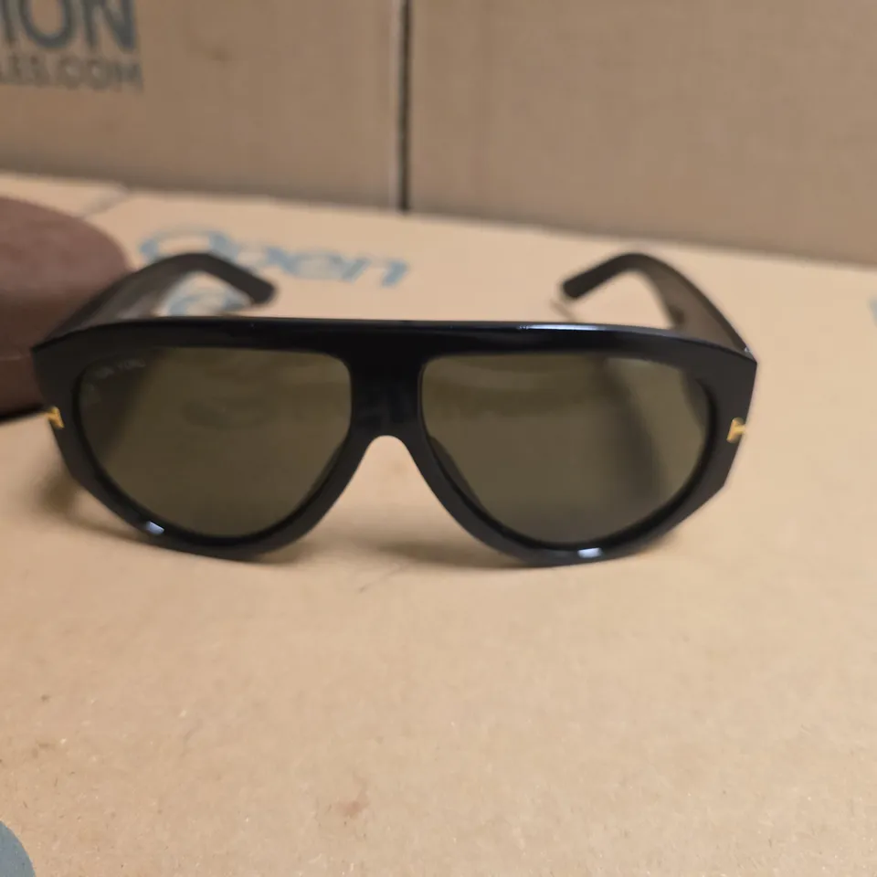 TOM FORD SUNGLASSES – BLACK FRAME WITH BROWN SOFT CASE AND BOX