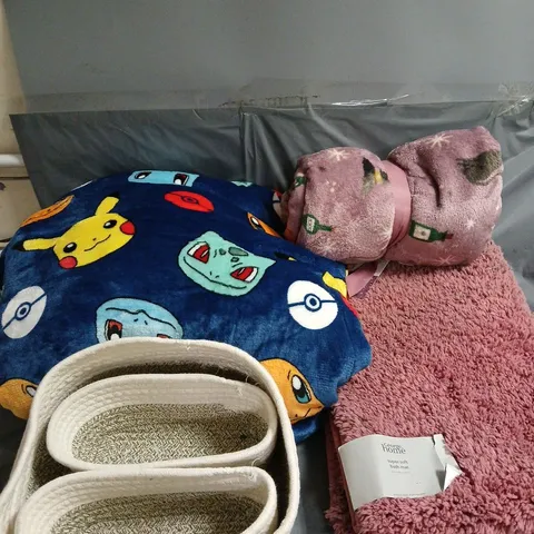 BOX OF APPROX 15 ASSORTED HOUSEHOLD ITEMS TO INCLUDE BATH MAT, POKEMON BLANKET HOODIE, THROW, ETC