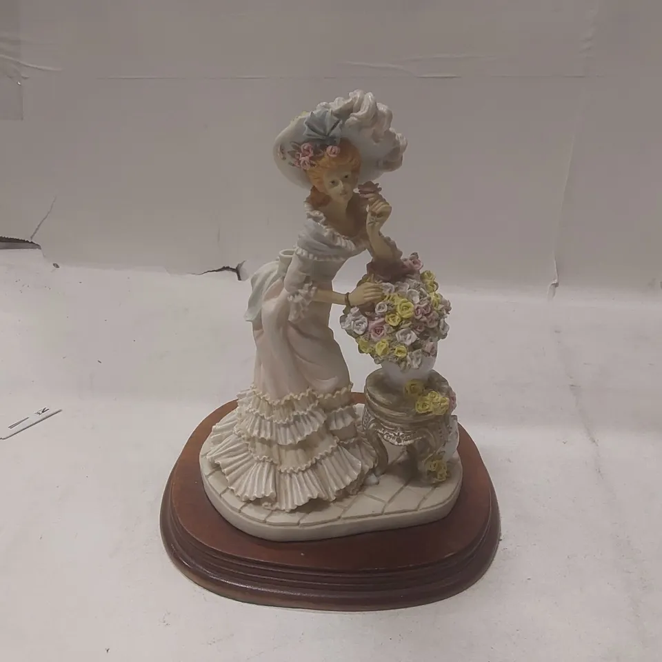LEONARDO COLLECTION VINTAGE FIGURINE LADY "SARA LOUISE" 1993 COLLECTABLE