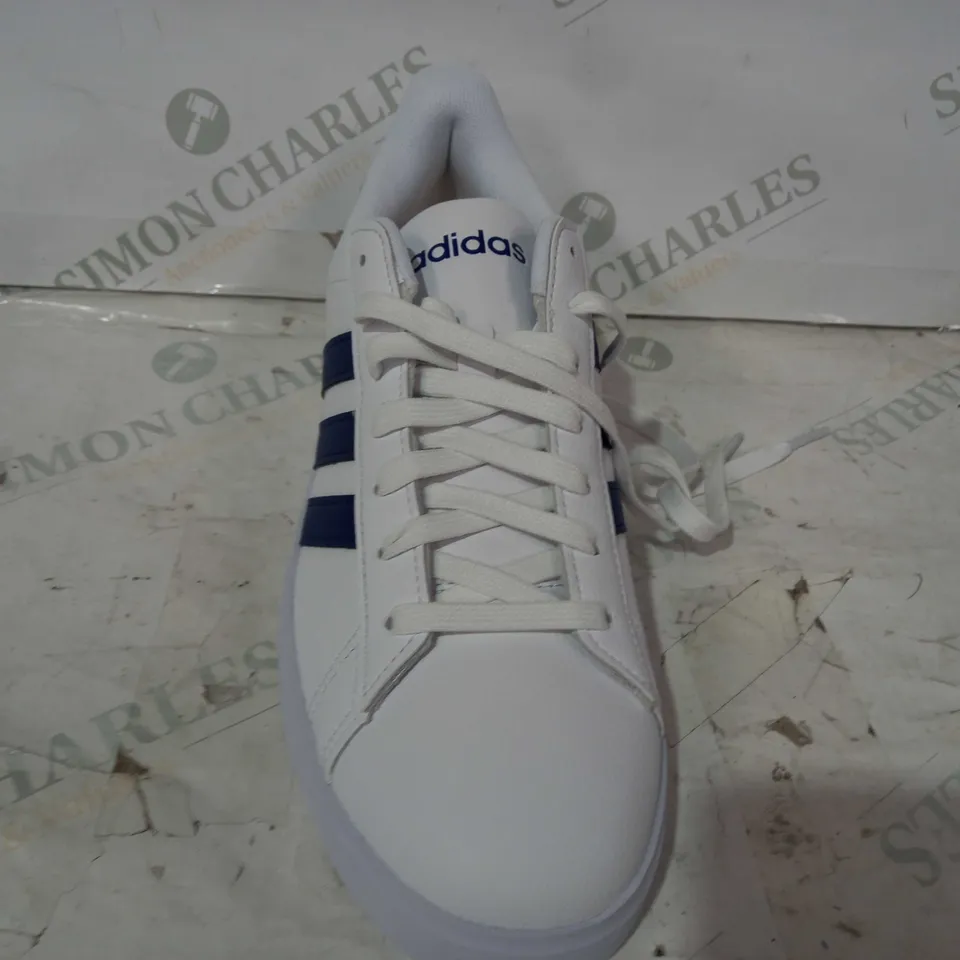 BOXED PAIR OF ADIDAS CLOUDFOAM SHOES IN WHITE/NAVY UK SIZE 8.5