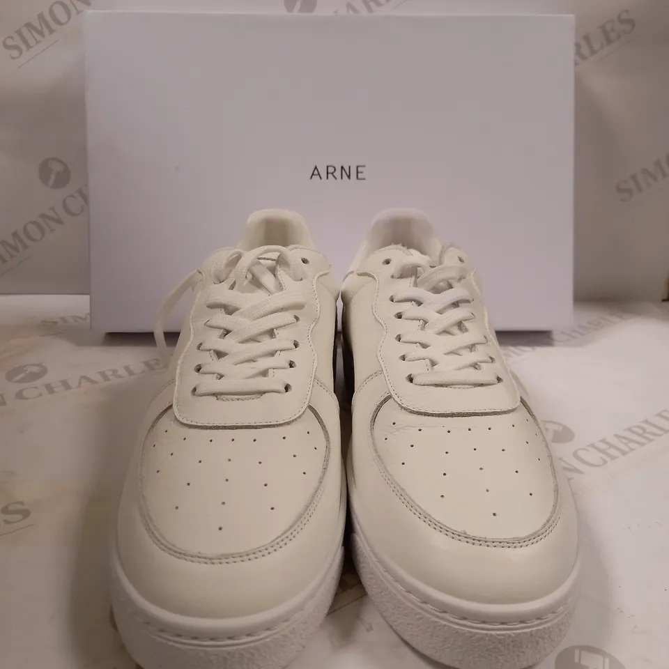 ARNE LOW TRAINERS WHITE PERFERATED TOE DETAIL, UK SIZE 7