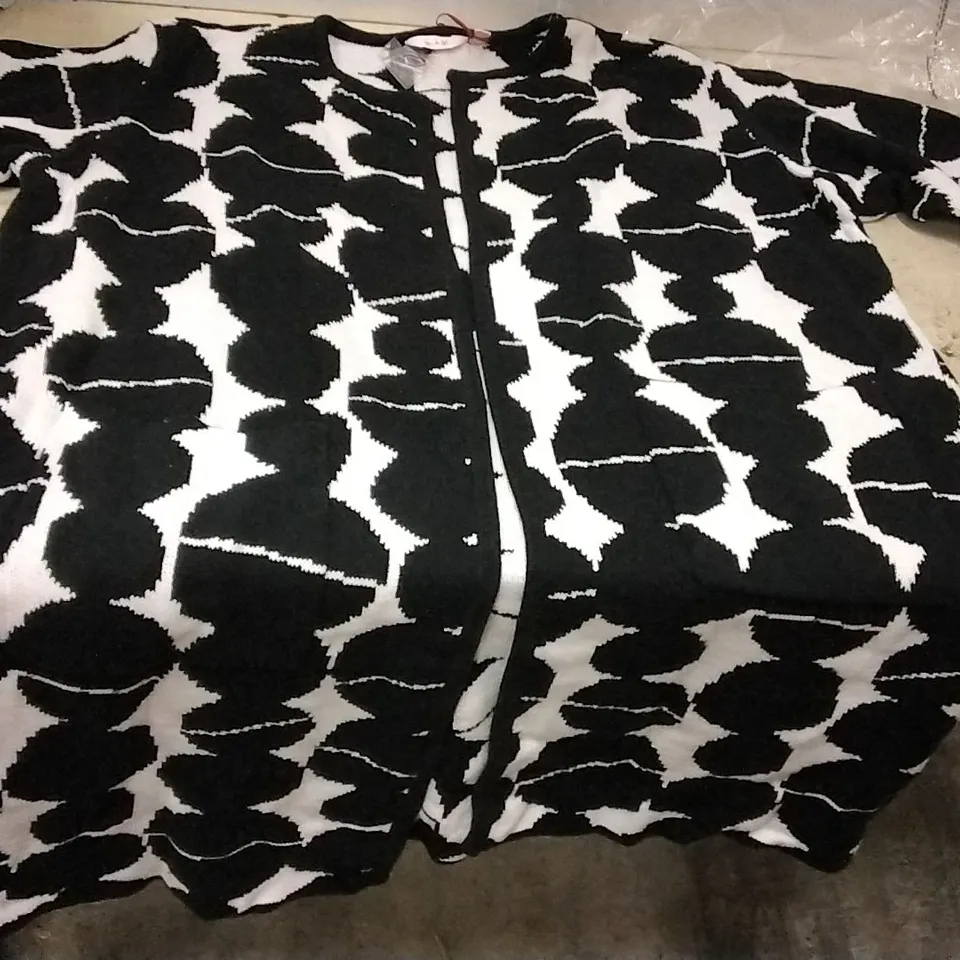 4 BOXES OF APPROXIMATELY 7 BRAND NEW BEN DE LISI DESIGNER WINTER COATIGAN WITH POCKETS WARM WHITE & BLACK - SIZE 3XL