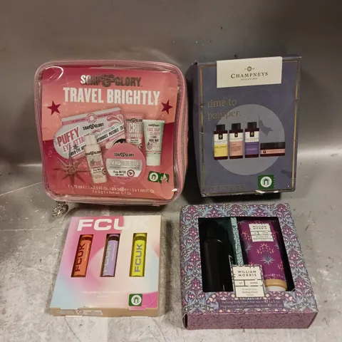 LOT OF 4 ASSORTED COSMETIC BOXSETS TO INCLUDE - SOAP & GLORY TRAVEL BRIGHTLY COLLECTION - CHAMPNEYS MINI SPA MOMENTS - WILLIAM MORRIS BODY DUO - ETC