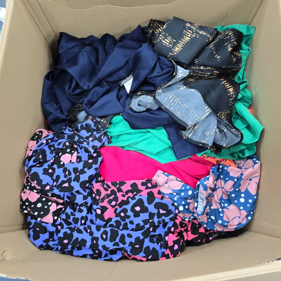 APPROXIMATELY 20 ASSORTED CLOTHING ITEMS IN VARIOUS COLOURS, STYLES AND SIZES