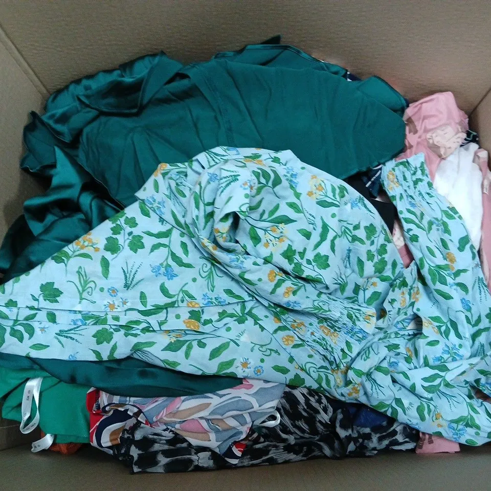 BOX OF APPROXIMATELY 12 ASSORTED CLOTHING ITEMS IN VARIOUS STYLES, COLOURS AND SIZES 