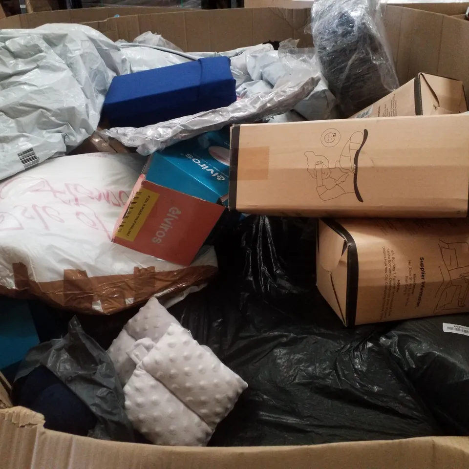 PALLET CONTAINING ASSORTED PILLOWS & CUSHIONS