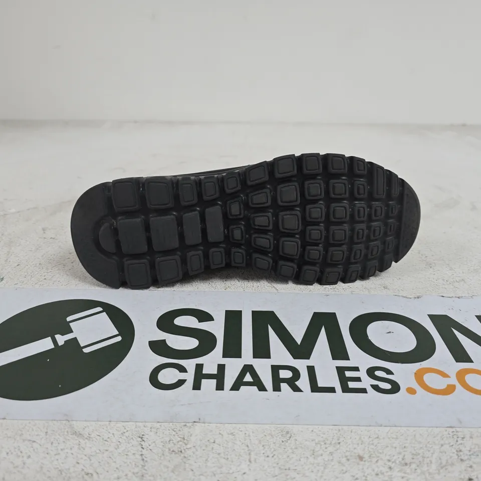 SKECHERS STRETCH FIT AIR COOLED MEMORY FOAM UK 4 BLACK TRAINERS UNBOXED
