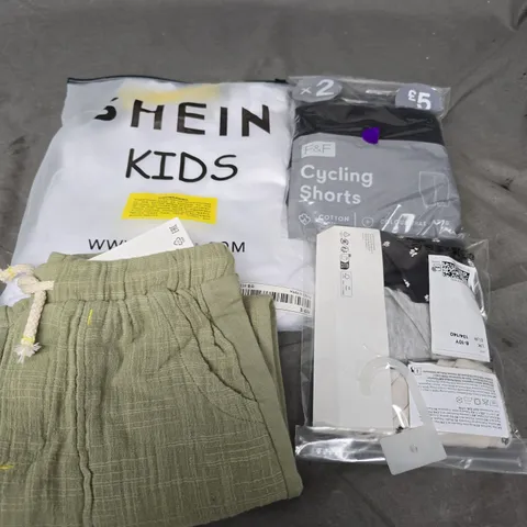 BOX OF APPROXIMATELY 25 ASSORTED KIDS CLOTHING ITEMS TO INCLUDE - TOP , SHORTS , T-SHIRT ETC