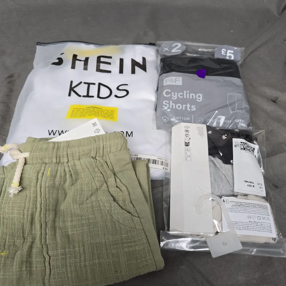 BOX OF APPROXIMATELY 25 ASSORTED KIDS CLOTHING ITEMS TO INCLUDE - TOP , SHORTS , T-SHIRT ETC