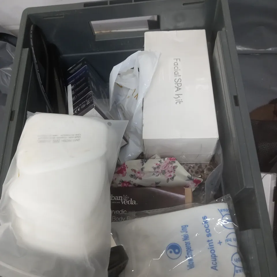 APPROXIMATELY 20 ASSORTED COSMETIC PRODUCTS TO INCLUDE NIVEA BODY CREAM, ORAL B TOOTHPASTE AND THE BODY SHOP SHAVING CREAM FOR MEN