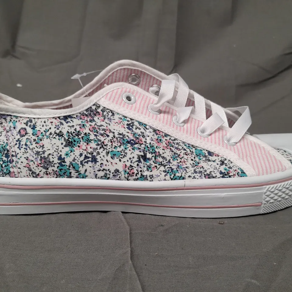 BOX OF APPROXIMATELY 10 PAIRS OF DESIGNER LACE UP SHOES IN FLORAL PRINT - VARIOUS SIZES