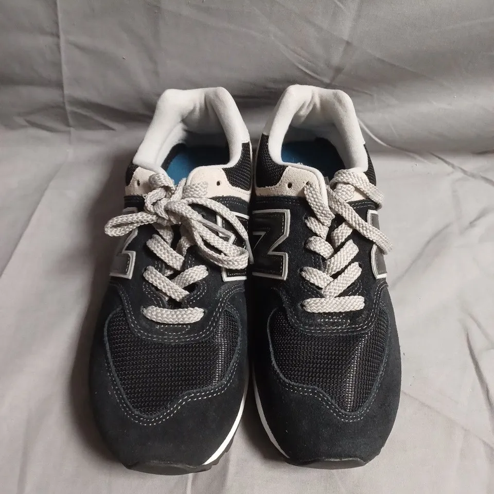 NEW BALANCE SNEAKERS – UK SIZE 4