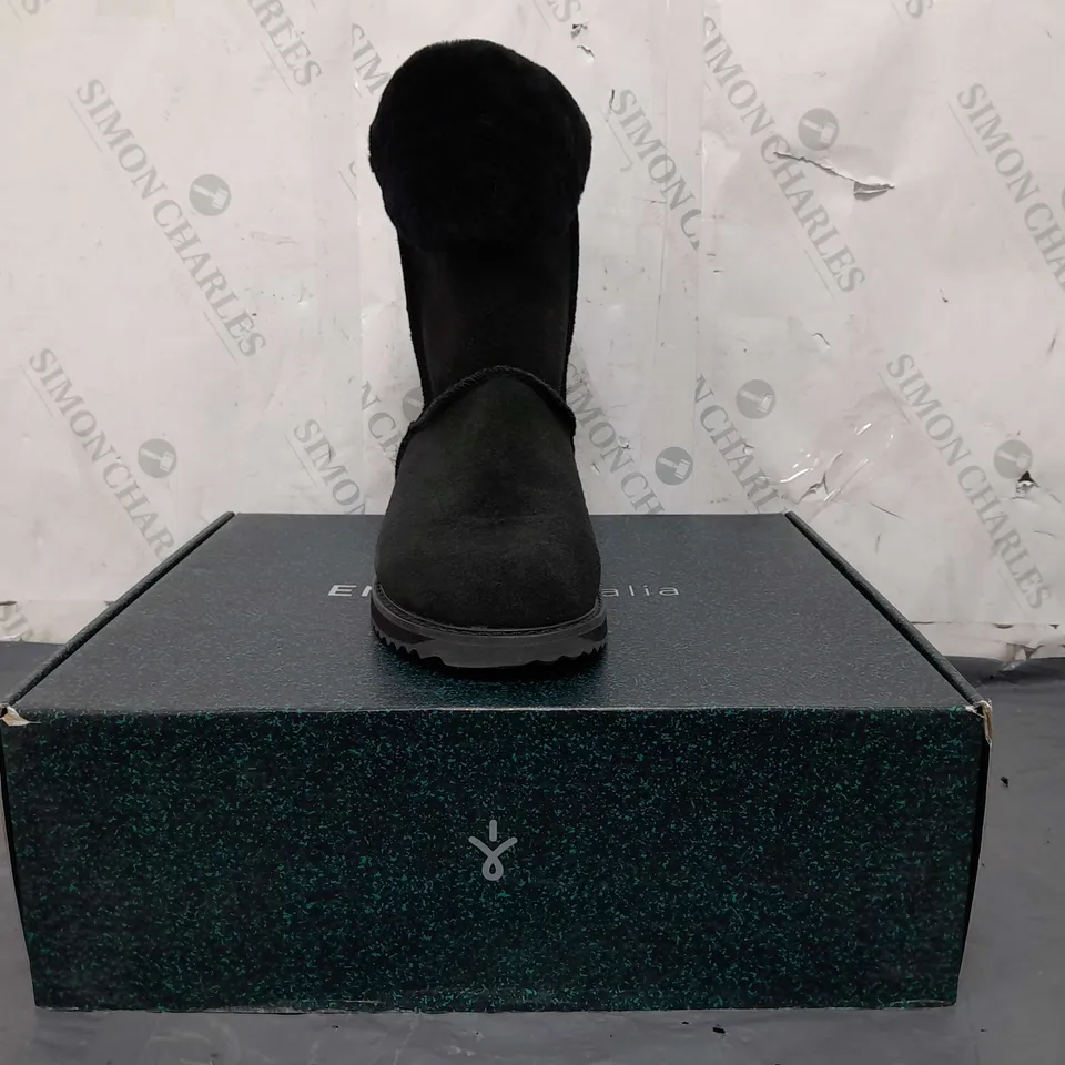 BOXED PAIR OF EMU AUSTRALIA BIRDWOOD WATERPROOF SHEEPSKIN BOOTS - BLACK, SIZE 6