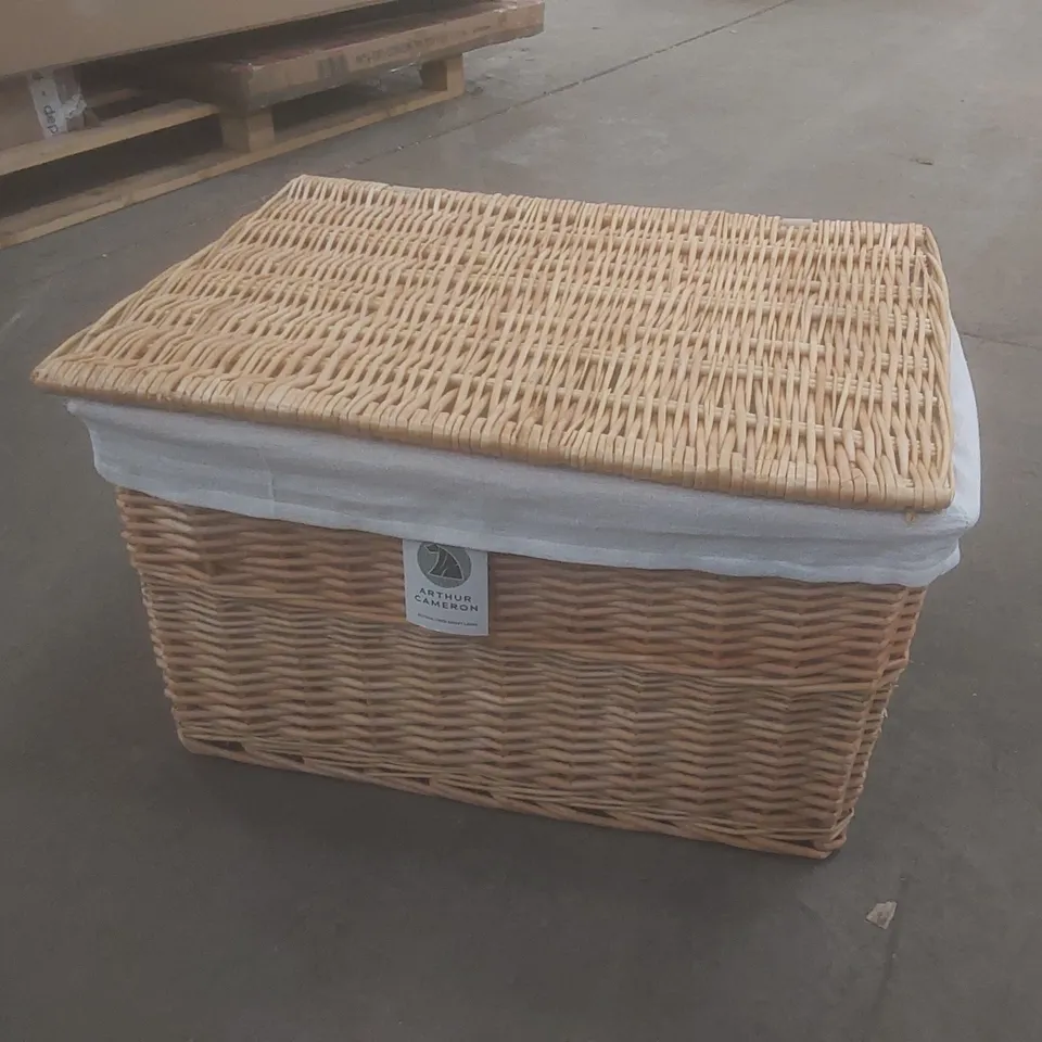 BOXED RECTANGULAR WICKER STORAGE BASKET WITH LID AND REMOVABLE LINING (1 BOX)