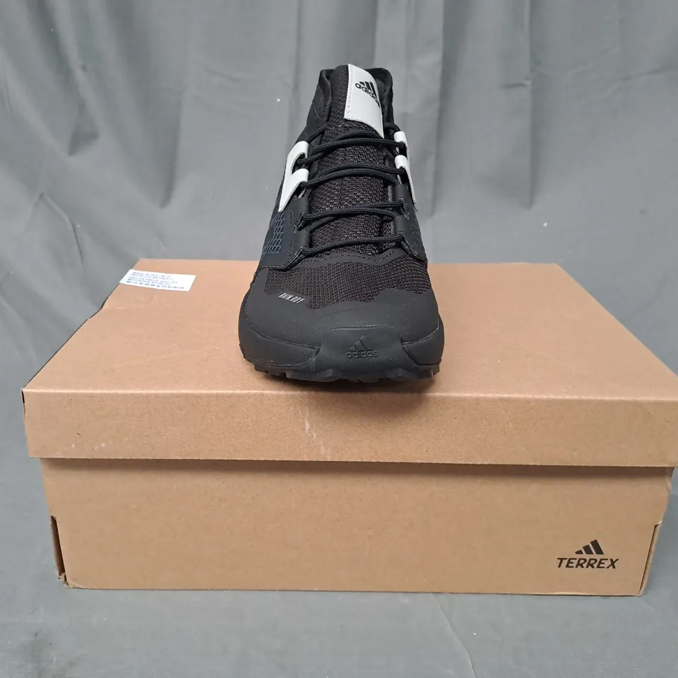 BOXED PAIR OF ADIDAS TERREX TRAILMAKER SHOES IN BLACK/GREY UK SIZE 4.5