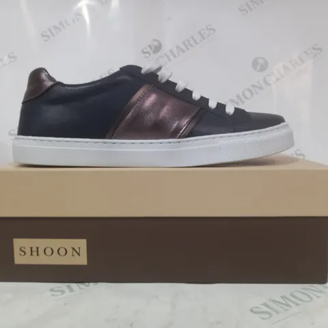 BOXED PAIR OF SHOON LACE UP TRAINERS IN NAVY/METALLIC PEWTER SIZE 7