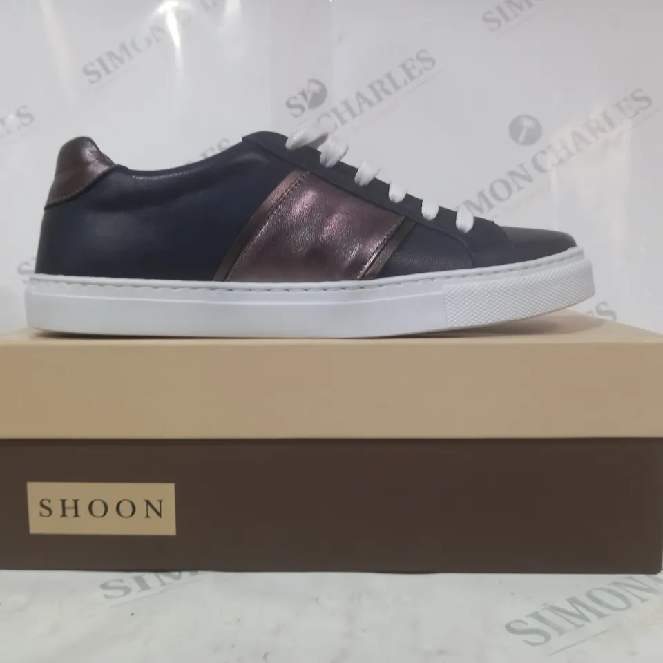 BOXED PAIR OF SHOON LACE UP TRAINERS IN NAVY/METALLIC PEWTER SIZE 7