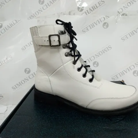 BOXED PAIR OF EMU EXPLORER WALDRON LEATHER WATERPROOF BOOTS IN BLACK UK SIZE 8