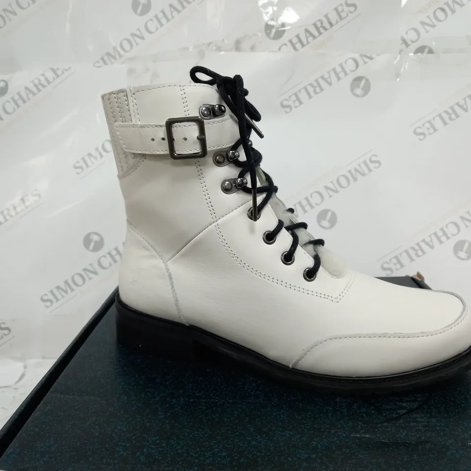 BOXED PAIR OF EMU EXPLORER WALDRON LEATHER WATERPROOF BOOTS IN BLACK UK SIZE 8