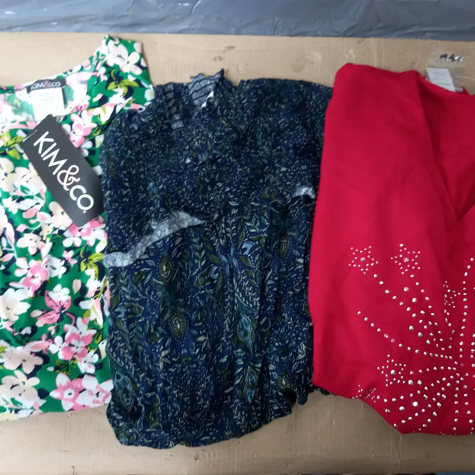 APPROXIMATELY 20 ASSORTED ITEMS OF WOMEN'S CLOTHING TO INCLUDE KIM&CO TOP SIZE L, FRANK USHER JUMPER SIZE XL, APRICOT TOP SIZE 14