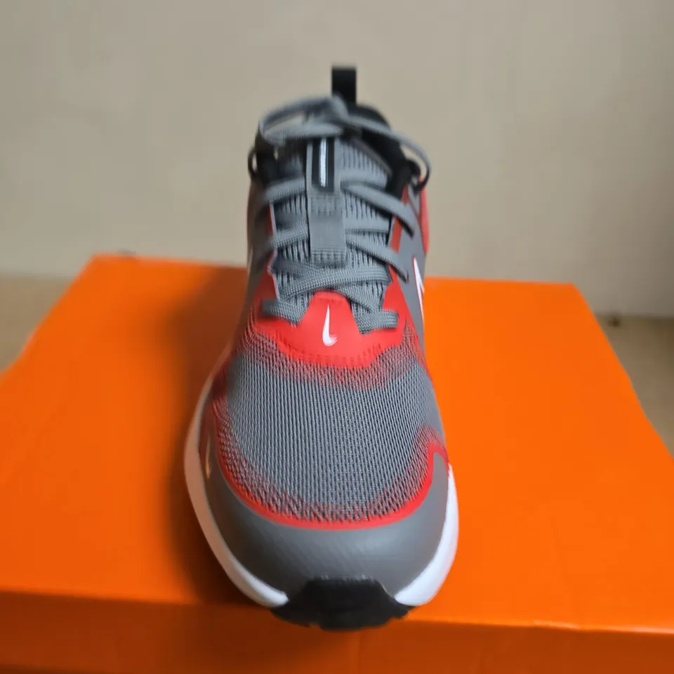 BOXED PAIR OF NIKE COSMIC RUNNER (GS) KIDS' TRAINERS – UK SIZE 3