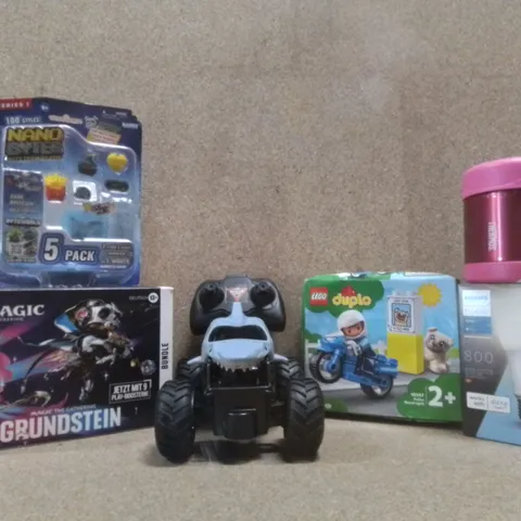 BOX OF ASSORTED ITEMS TO INCLUDE; MAGIC THE GATHERING GRUNDSTEIN BUNDLE, LEGO DUPLO POLICE MOTORCYCLE, THERMOS PINK CONTAINER ETC