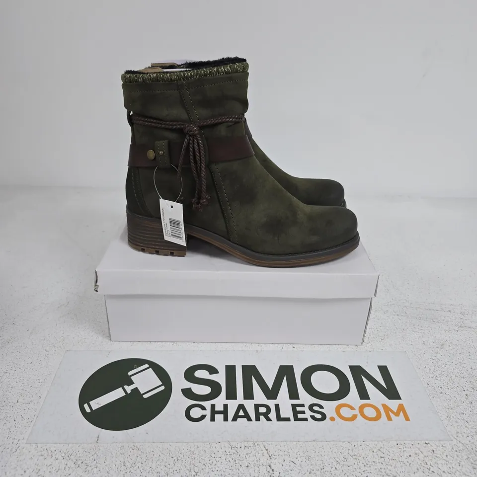 BOXED PAIR OF SHOES BY EMMA STOCKHOLM BOOTS IN KHAKI - UK 7