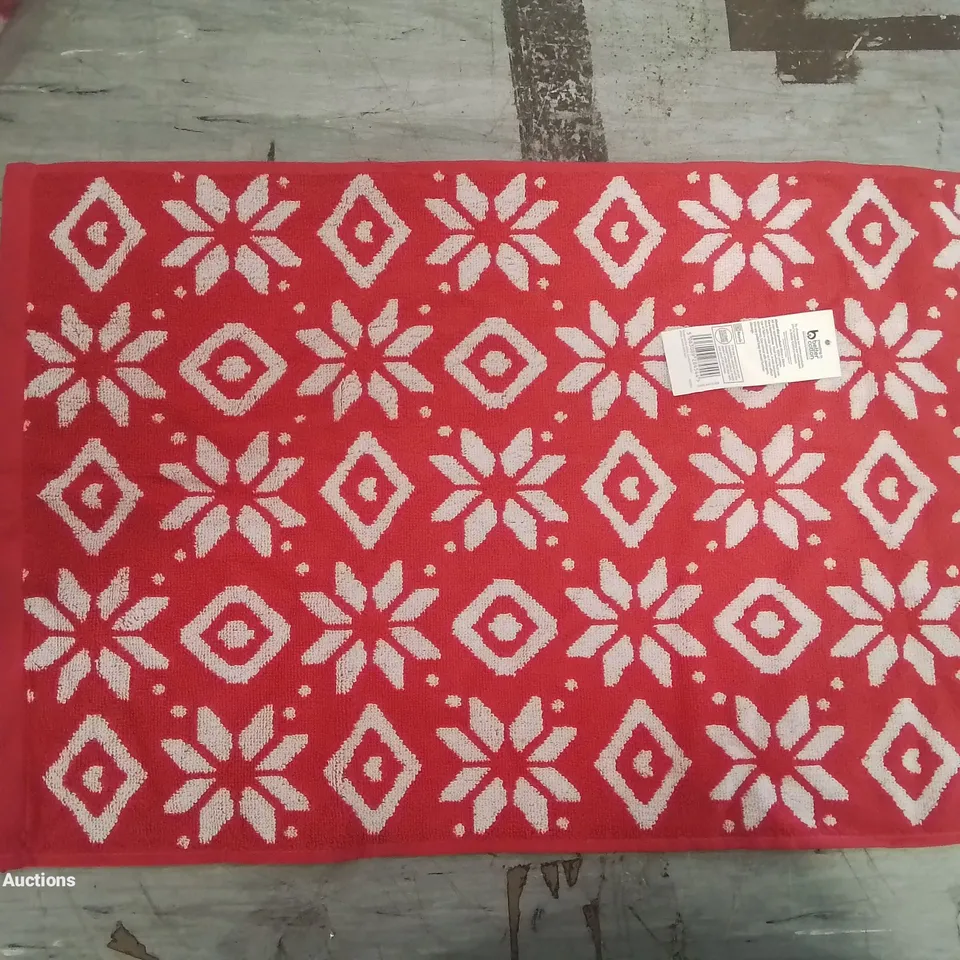 A BOX OF CHRISTMAS DESIGN HAND TOWELS 