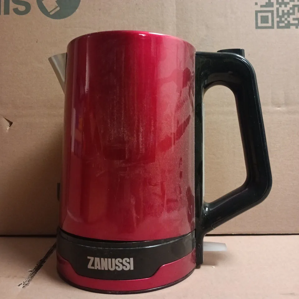 ZANUSSI CORDLESS KETTLE IN RED